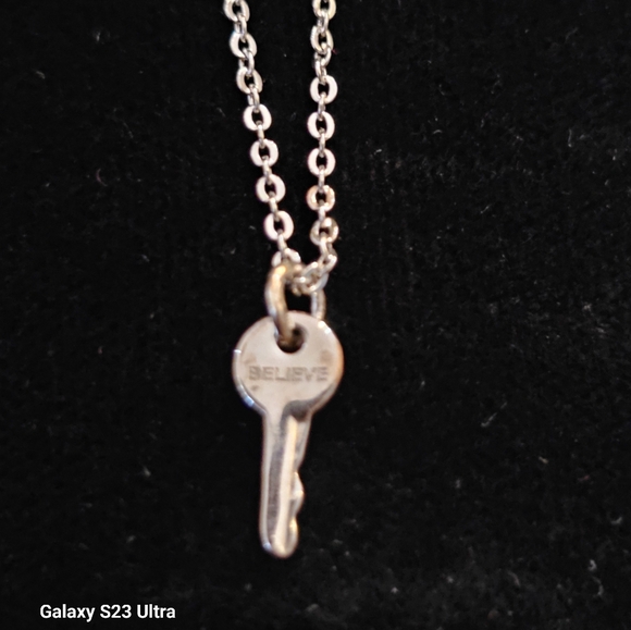 Mini Key Necklace 9-inch chain THE GIVING KEYS NECKLACE - Picture 9 of 10